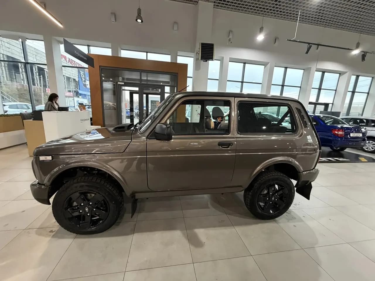 LADA Niva Legend Черная серия 2026 г., коричневый — фото 3