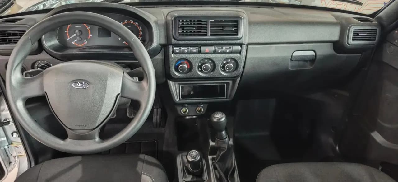 LADA Niva Legend Черная серия 2026 г., серебряный — фото 3