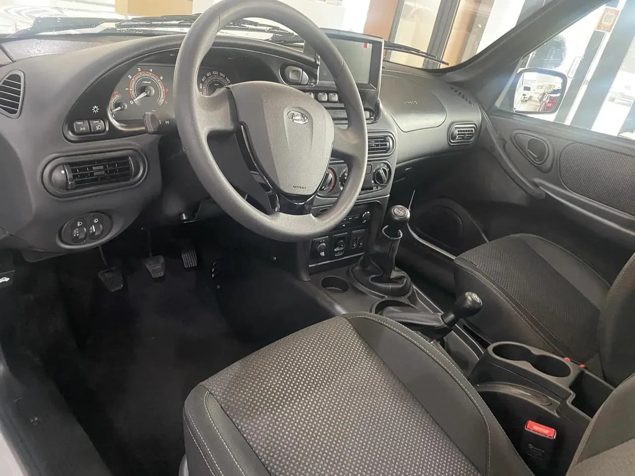 LADA Niva Travel Техно 2026 г., белый — фото 3