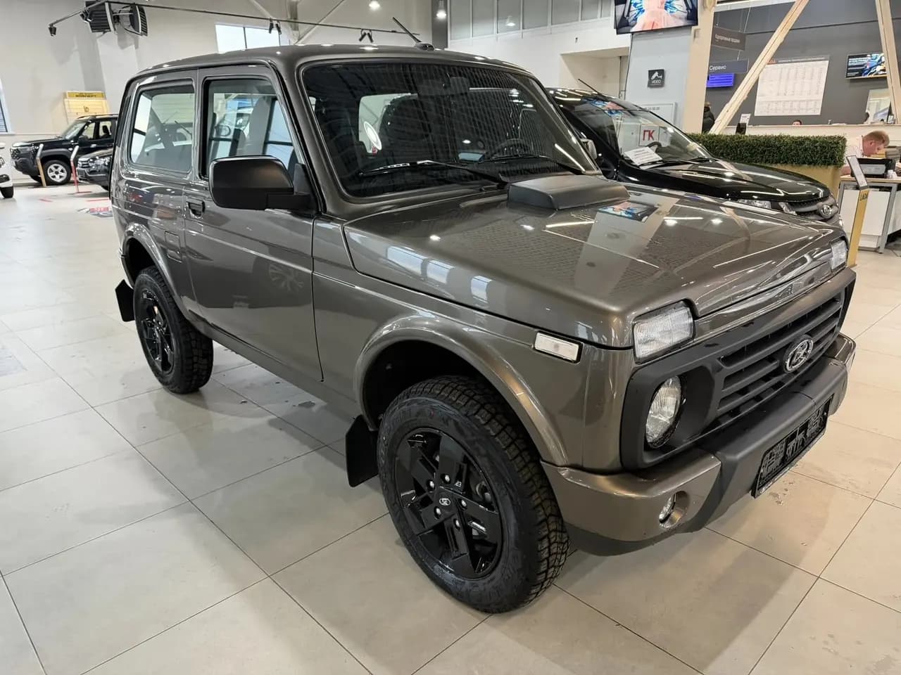 LADA Niva Legend Черная серия 2026 г., коричневый — фото 1