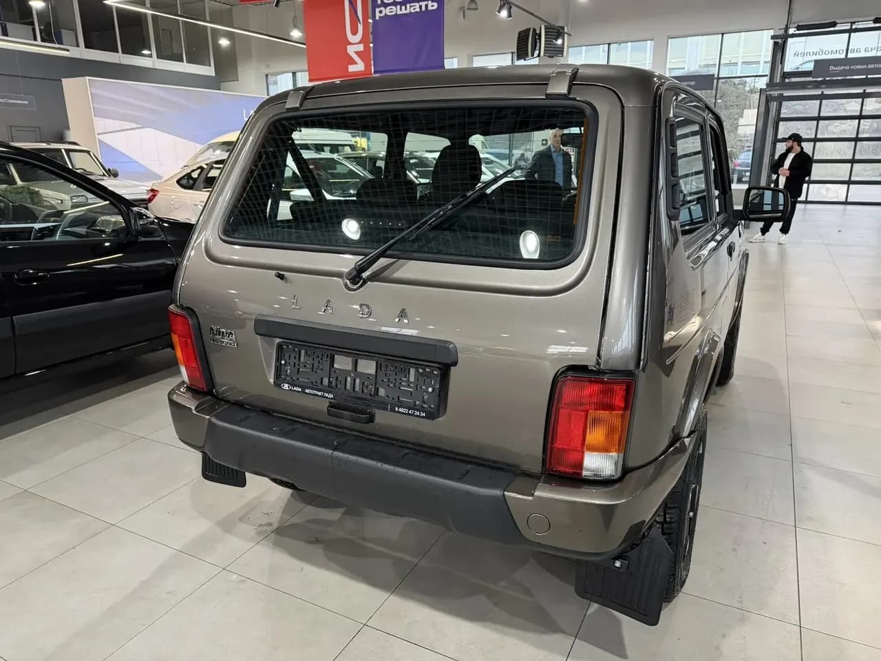 LADA Niva Legend Черная серия 2026 г., коричневый — фото 4